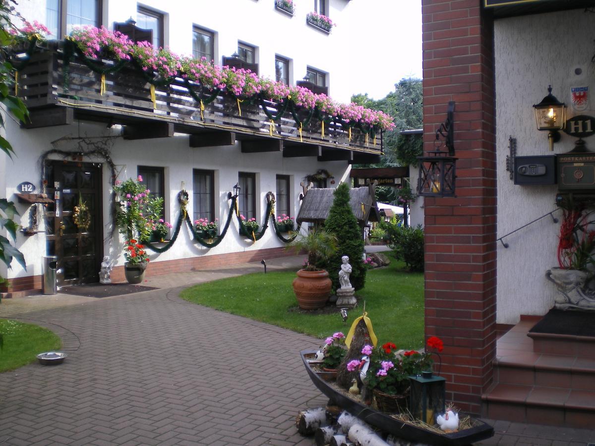 Hotel Am Berg Шпремберг Экстерьер фото